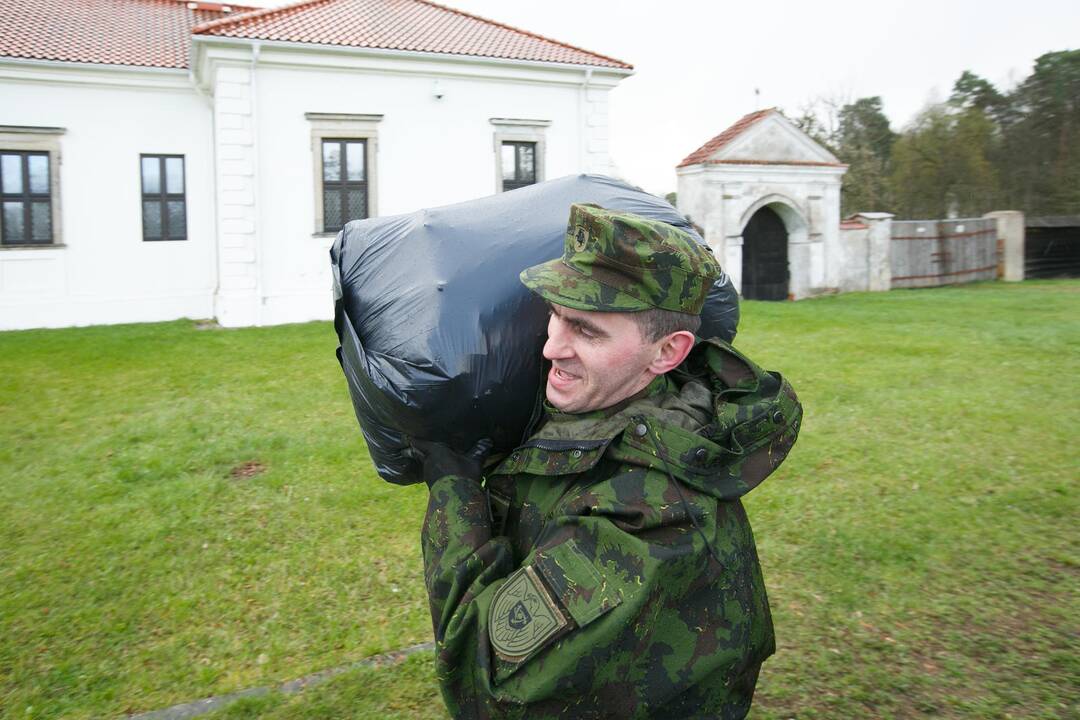 Kariškiai ir policininkai tvarkė Pažaislio aplinką