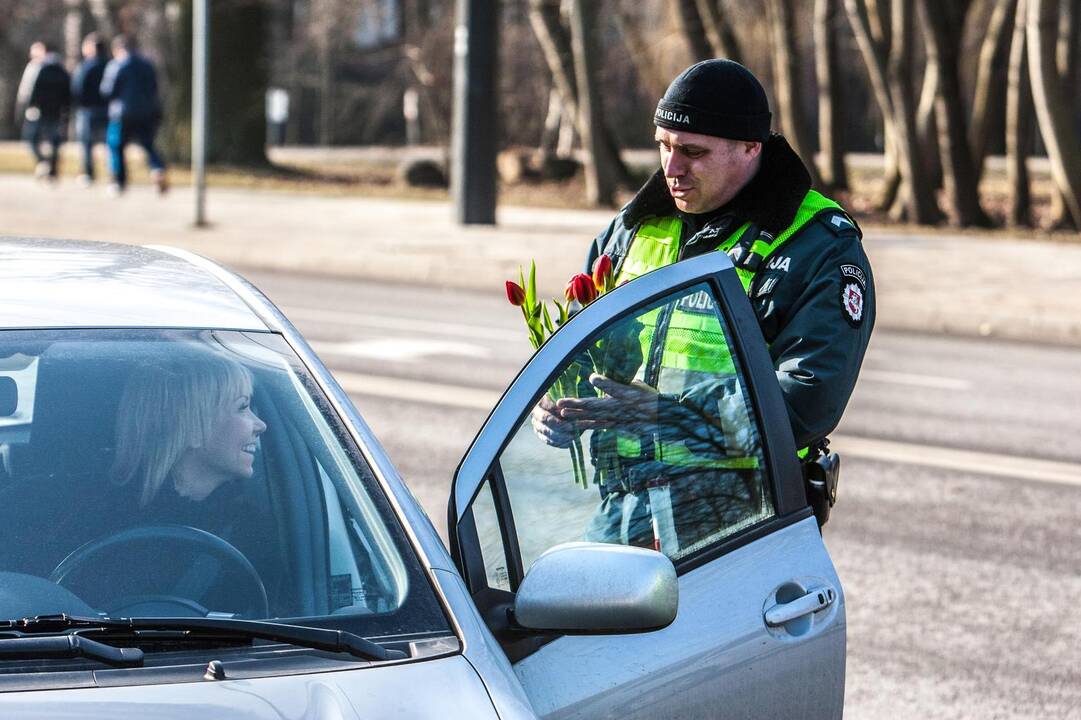 Policija vairuotojoms dalino gėlės