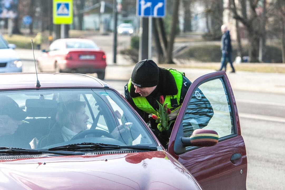 Policija vairuotojoms dalino gėlės