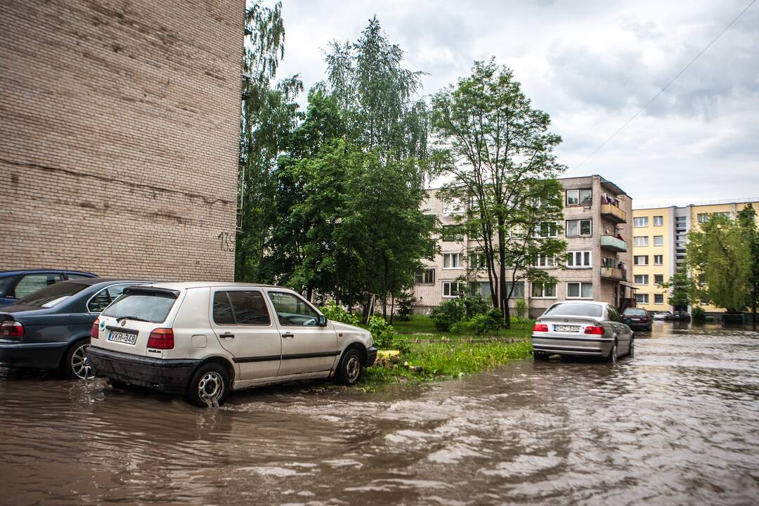 Po stiprios liūties patvino Kauno gatvės