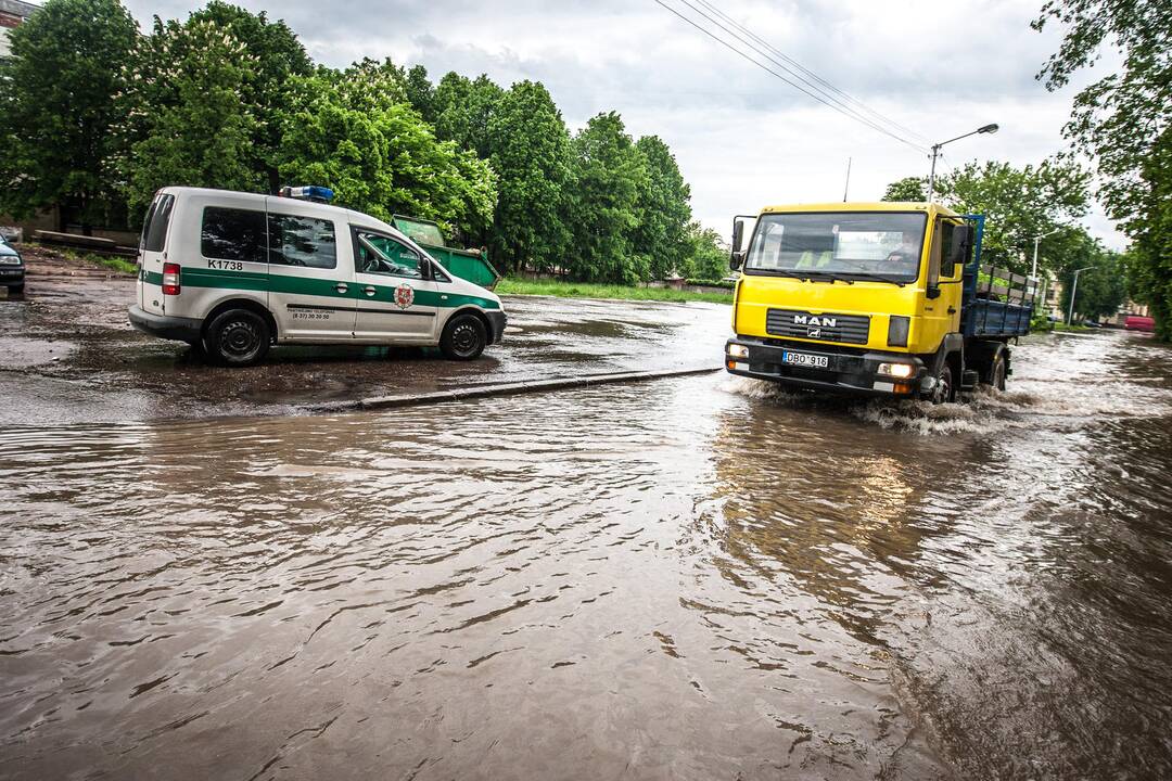 Po stiprios liūties patvino Kauno gatvės