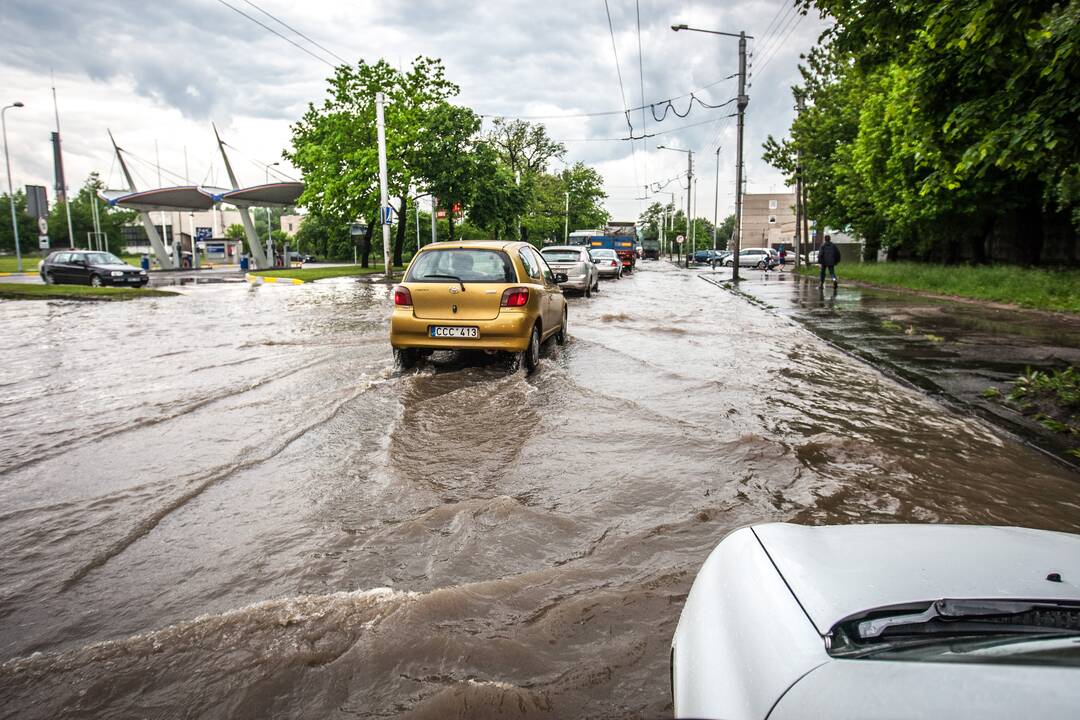 Po stiprios liūties patvino Kauno gatvės