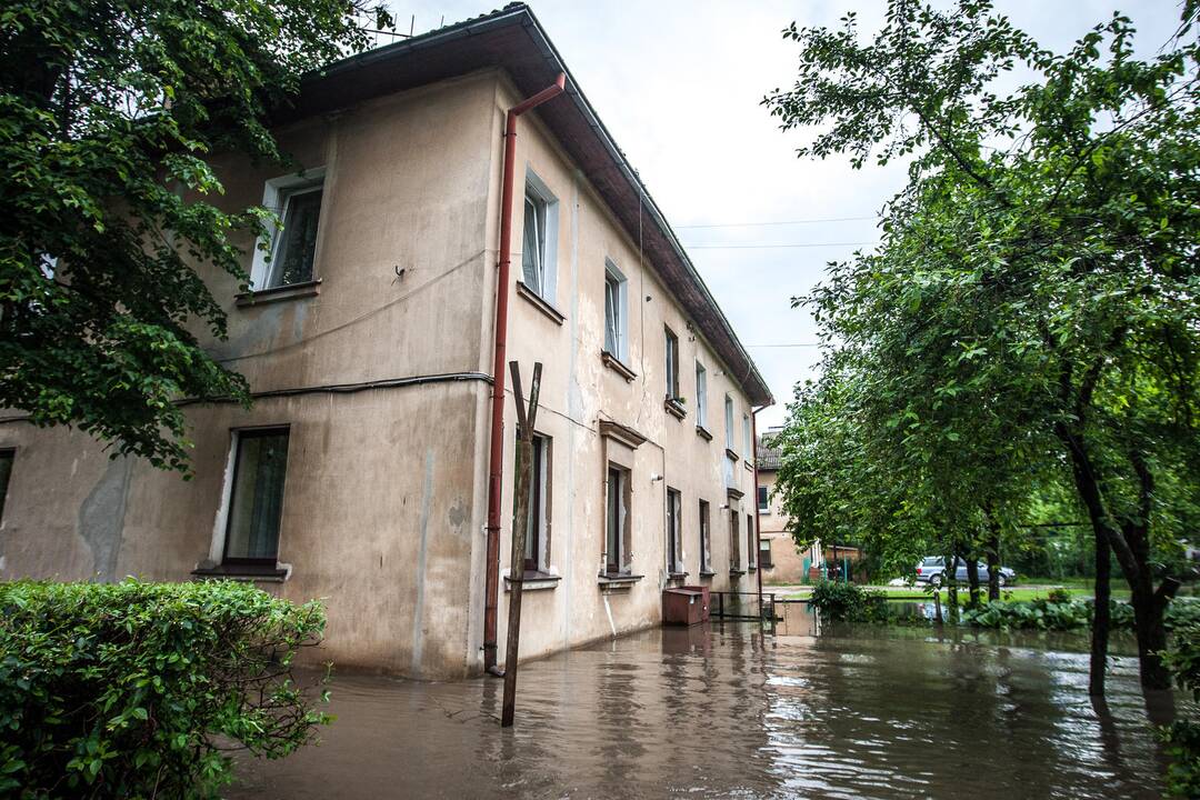 Po stiprios liūties patvino Kauno gatvės