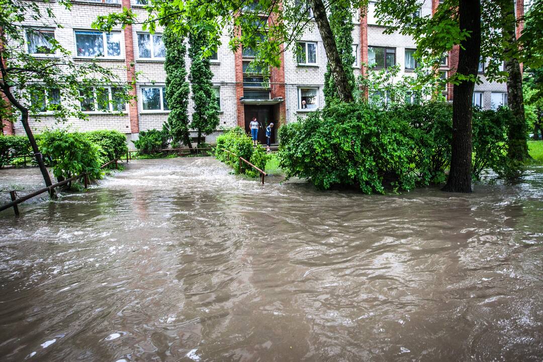 Po stiprios liūties patvino Kauno gatvės