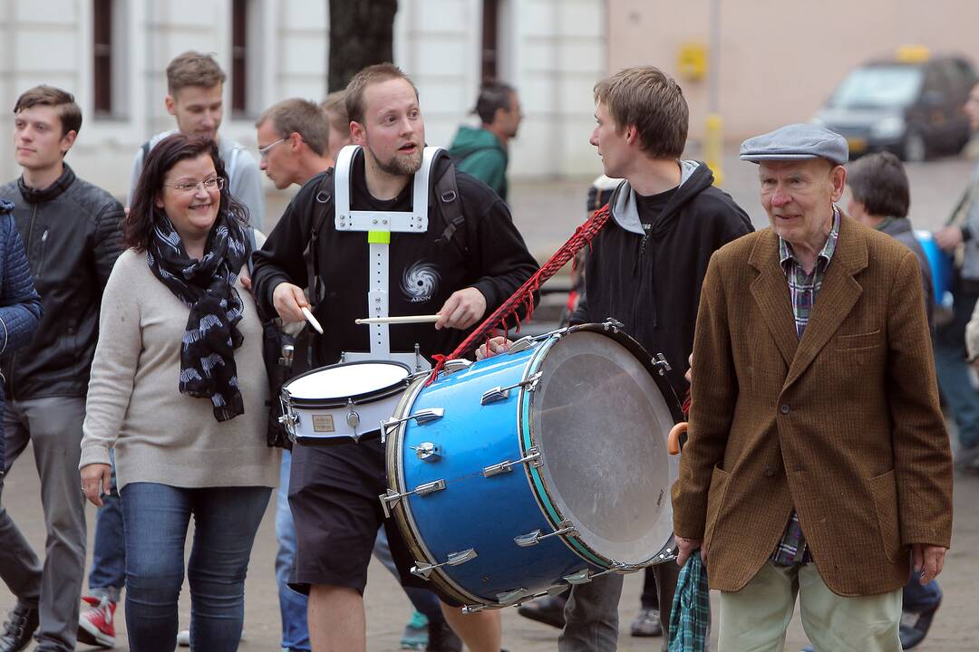 Protestivalio dalyviai okupuoja Miesto sodą