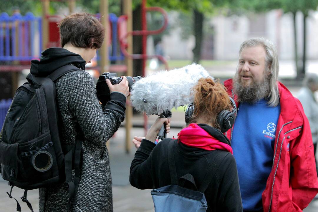 Protestivalio dalyviai okupuoja Miesto sodą