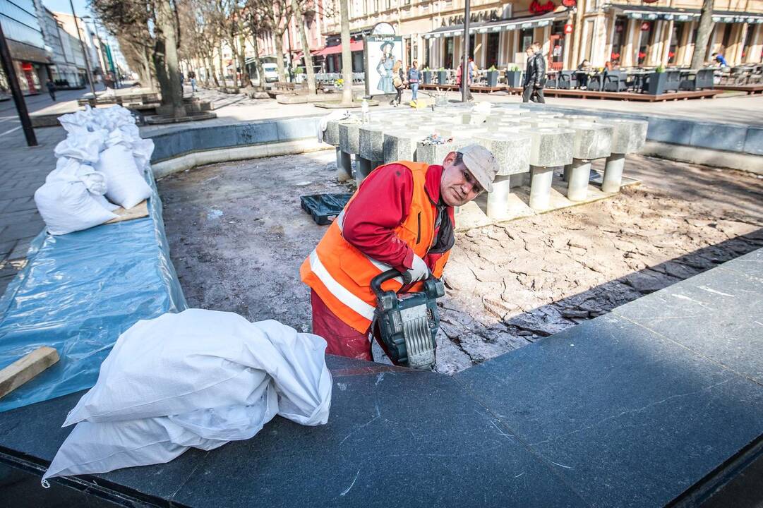 Remontuojamas Laisvės alėjos fontanas