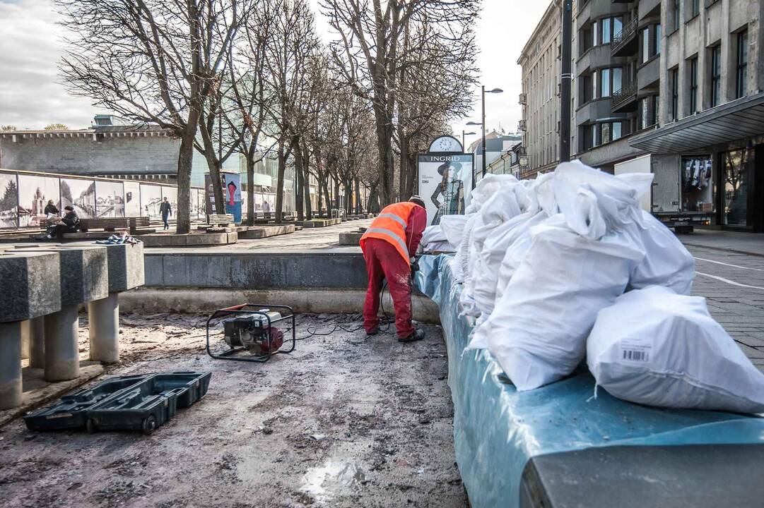 Remontuojamas Laisvės alėjos fontanas