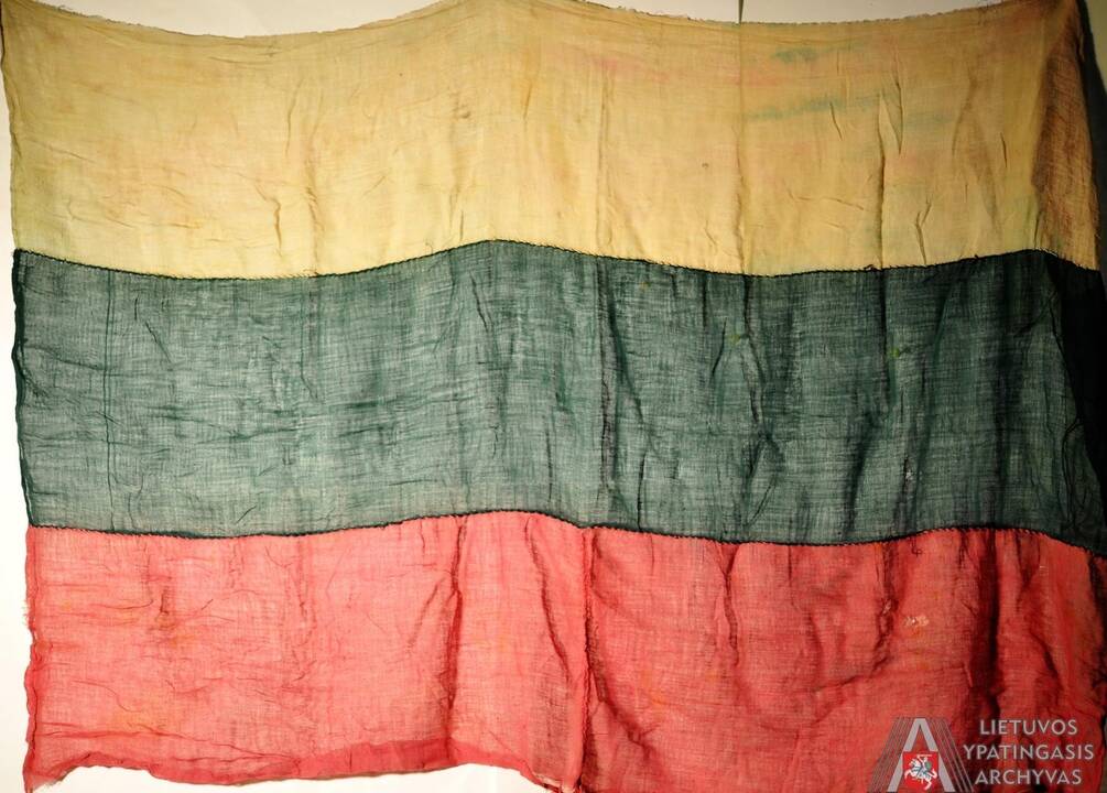 iš marlės pasiūta vėliava, 1957 m. vasario 16 d. naktį iškelta medžių viršūnėse Gailaičių ir Pašilės kaimuose Sedos rajone