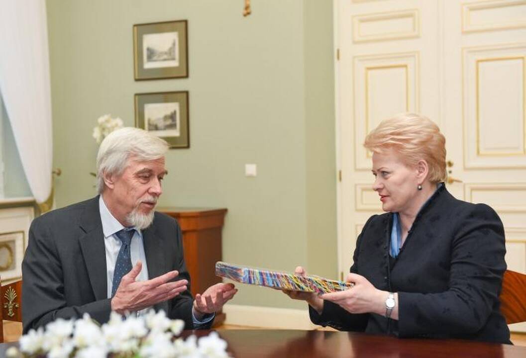 D. Grybauskaitė susitiko su CERN vadovu R. D. Heueriu ir Lietuvos mokslo akademijos prezidentu V. Razumu.