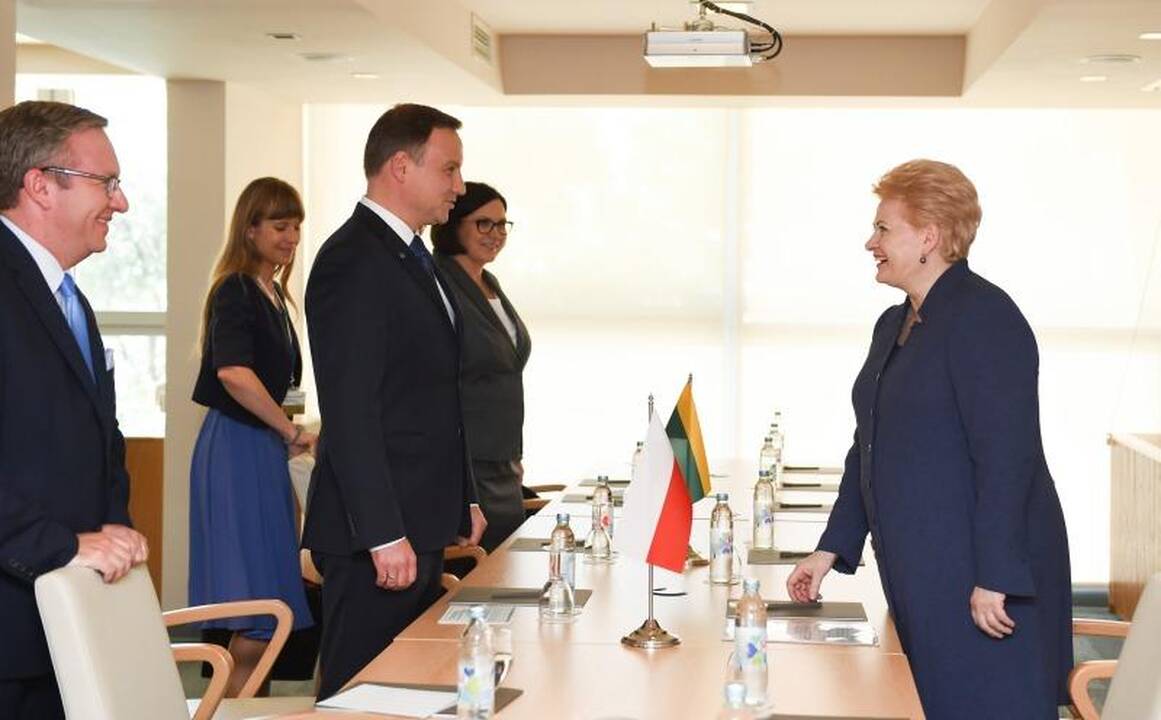 Dalia Grybauskaitė (kairėje) ir Andrzejus Duda (dešinėje)
