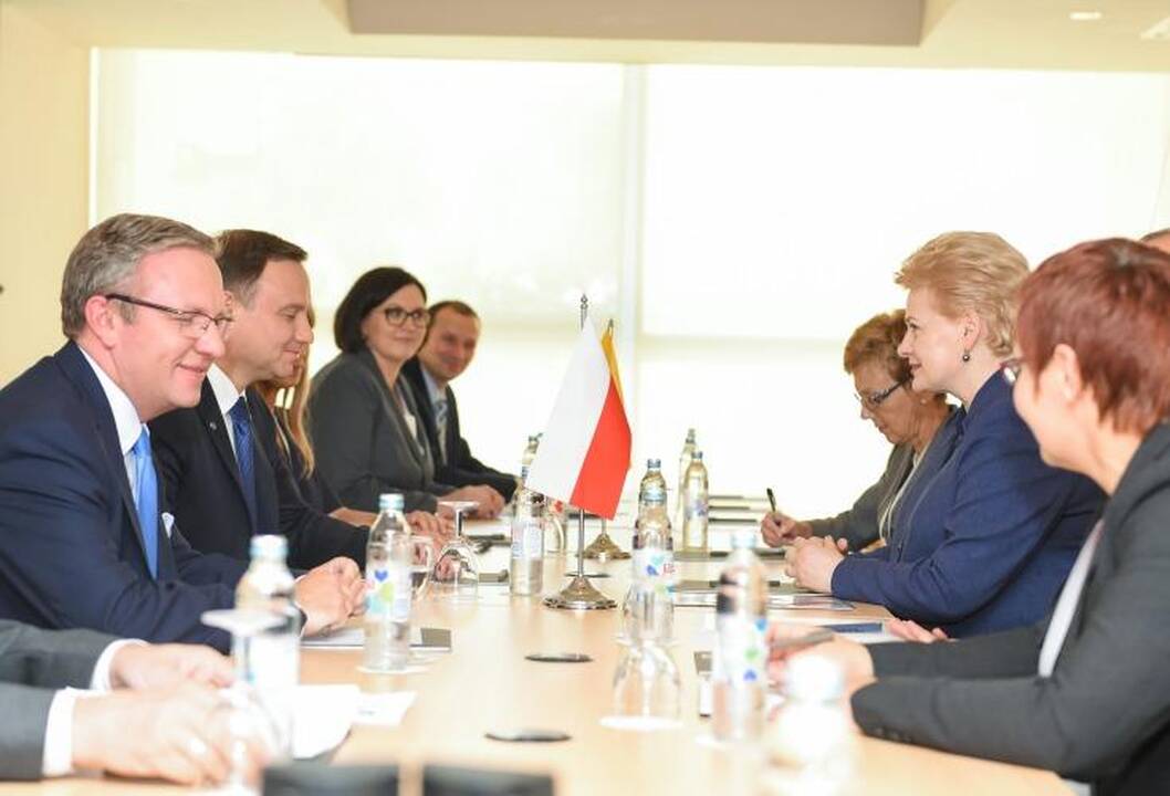 Dalia Grybauskaitė (kairėje) ir Andrzejus Duda (dešinėje)