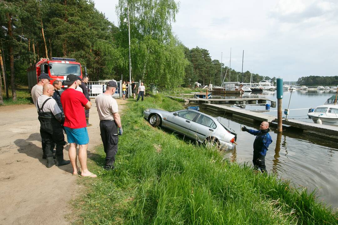 Automobilio traukimas iš Kauno marių