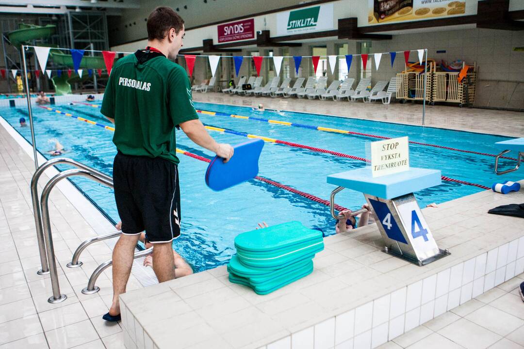 Rotary klubas Girstučio baseine mokė vaikus plaukti