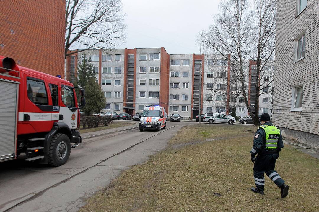 Kaune, Ryšių gatvėje nuo penkiaaukščio namo stogo nušoko jaunas vyras.