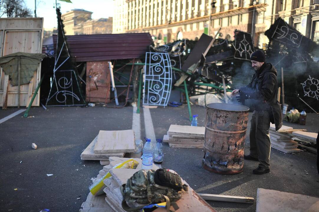 Ukrainoje prie Rados susirinko tūkstančiai protestuotojų