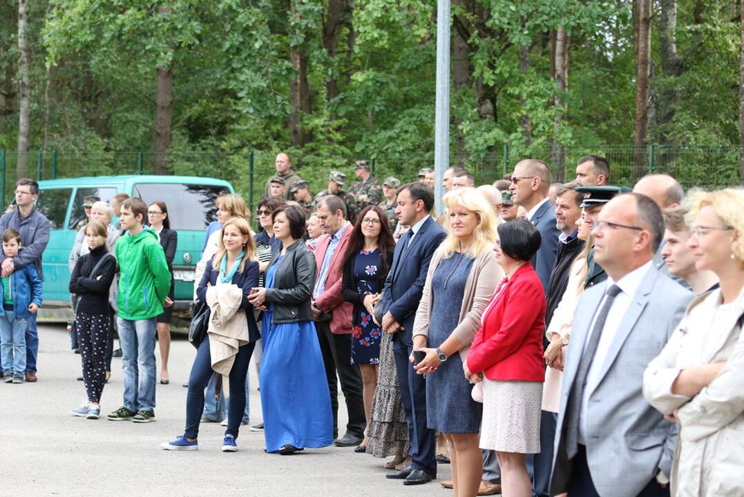 Skulptūra pagerbti žuvę tarnybiniai šunys