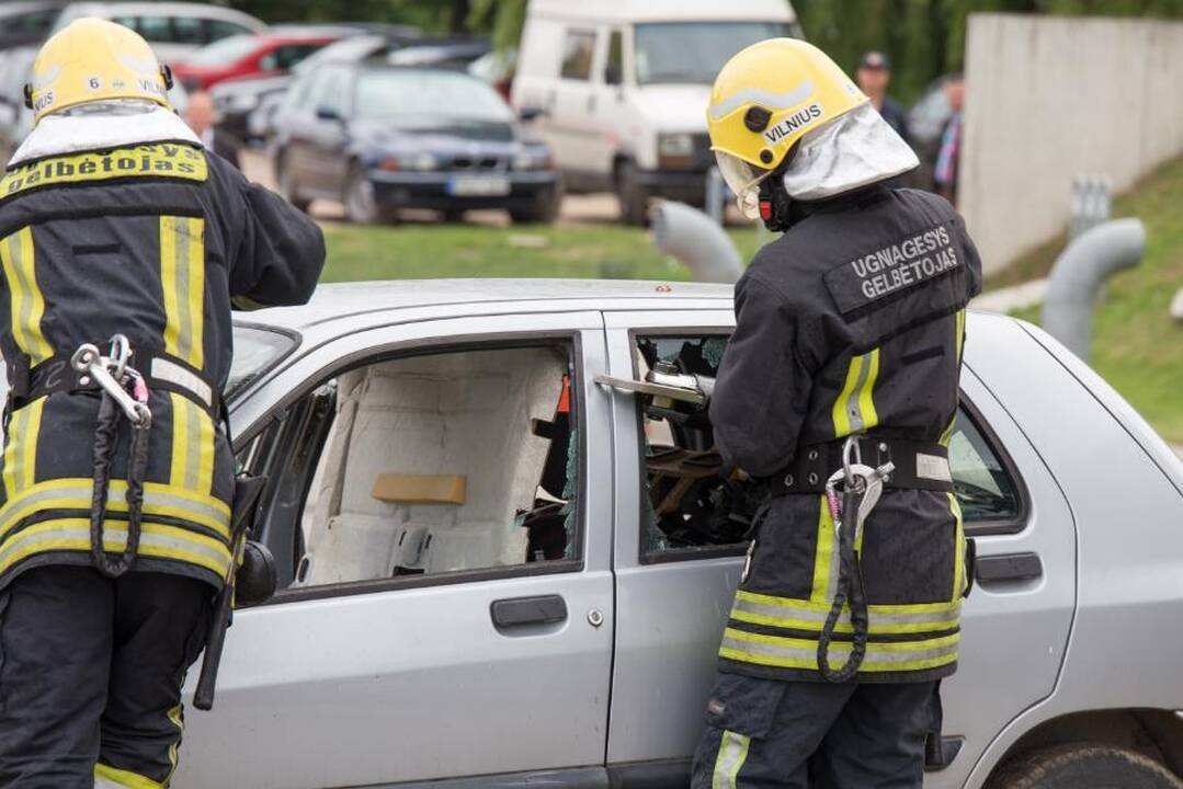 Lietuva Moldovai perduoda 10 gaisrinių automobilių