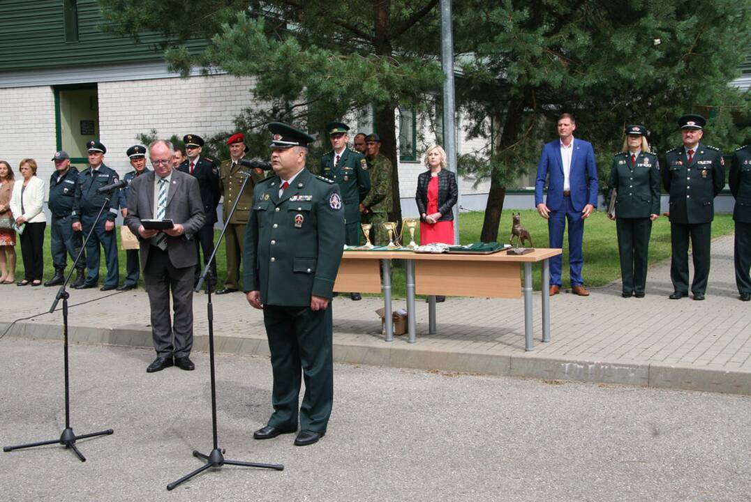 Skulptūra pagerbti žuvę tarnybiniai šunys