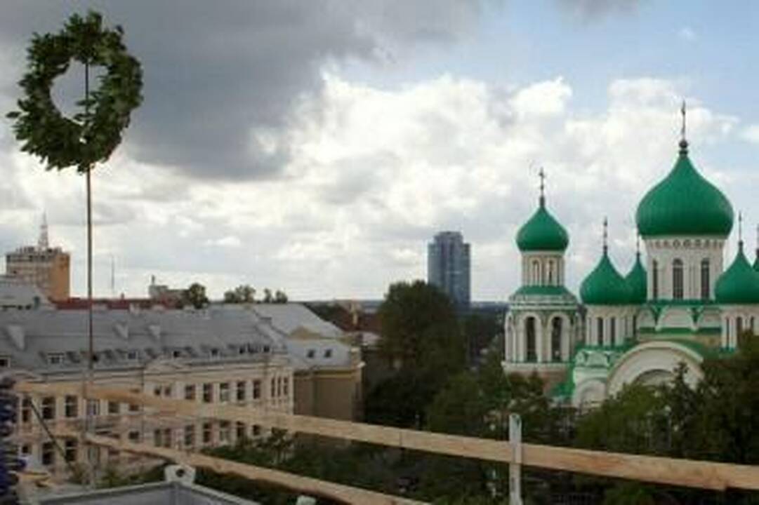 Dviejų ambasadų pastate iškeltas vainikas