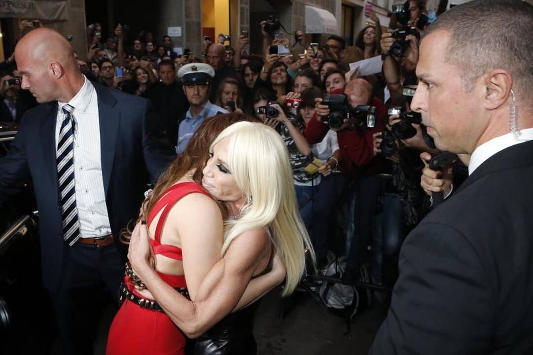 Papilnėjusi Lady Gaga susitiko su dizainere D. Versace (foto)