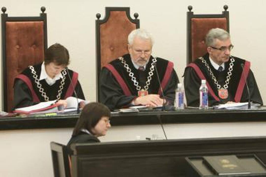 KT aiškinsis, ar Konstitucijai neprieštarauja tvarka dėl leidimo dirbti su slapta informacija panaikinimo