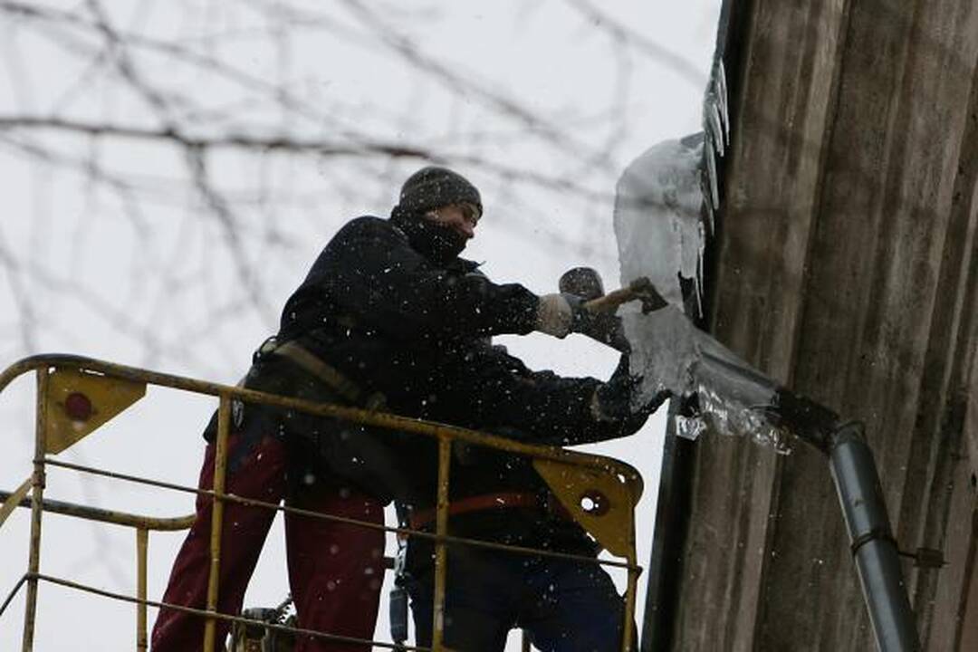 Prieš šventes Klaipėdoje nudaužyti varvekliai