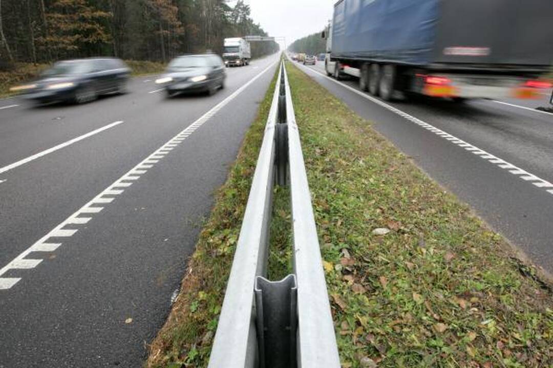 Dėl viaduko sprogdinimo – apribotas eismas magistralėje