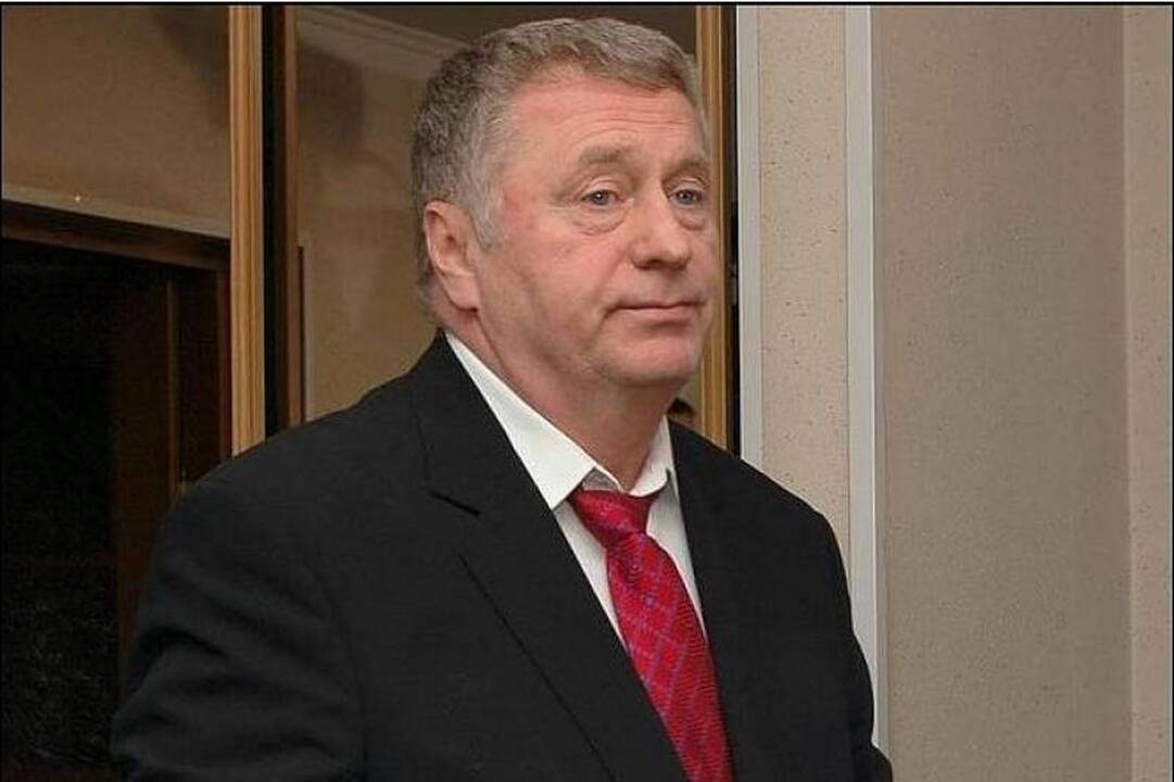 V.Žirinovskis rinkėjus vilioja mušdamas asilą