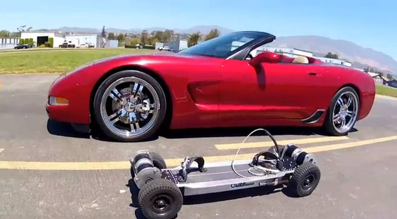 Elektrinė riedlentė aplenkė „C5 Corvette“