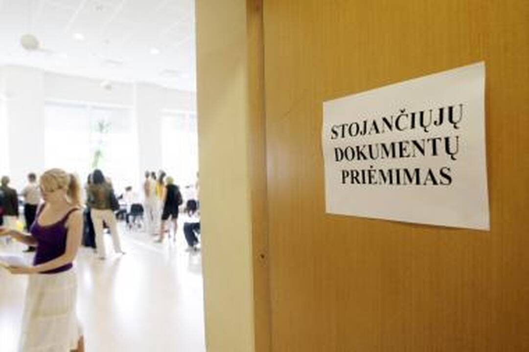 Valstybės finansuojamų studijų vietų gali mažėti
