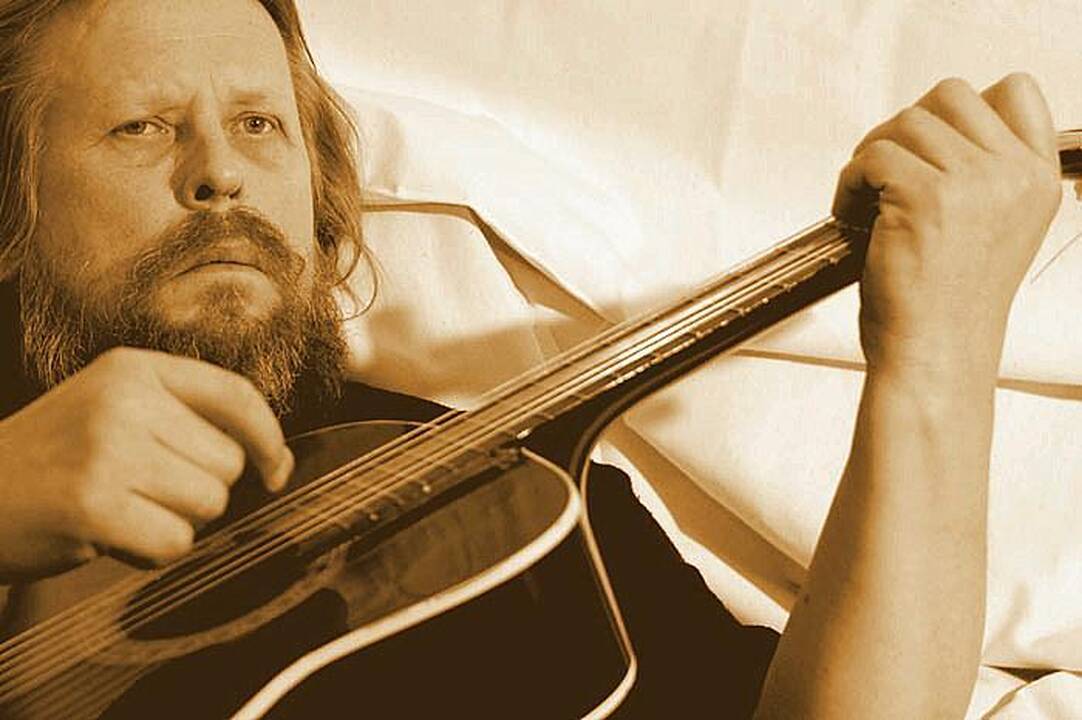 „Tarp dviejų pasaulių”– su muzikuojančiu tapytoju Algimantu Ramanausku