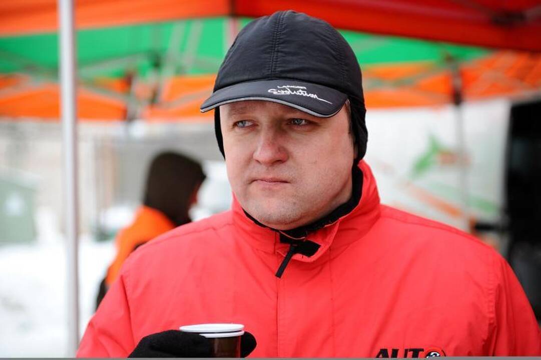 Blusturgio šurmulys Mokytojų namų kiemelyje