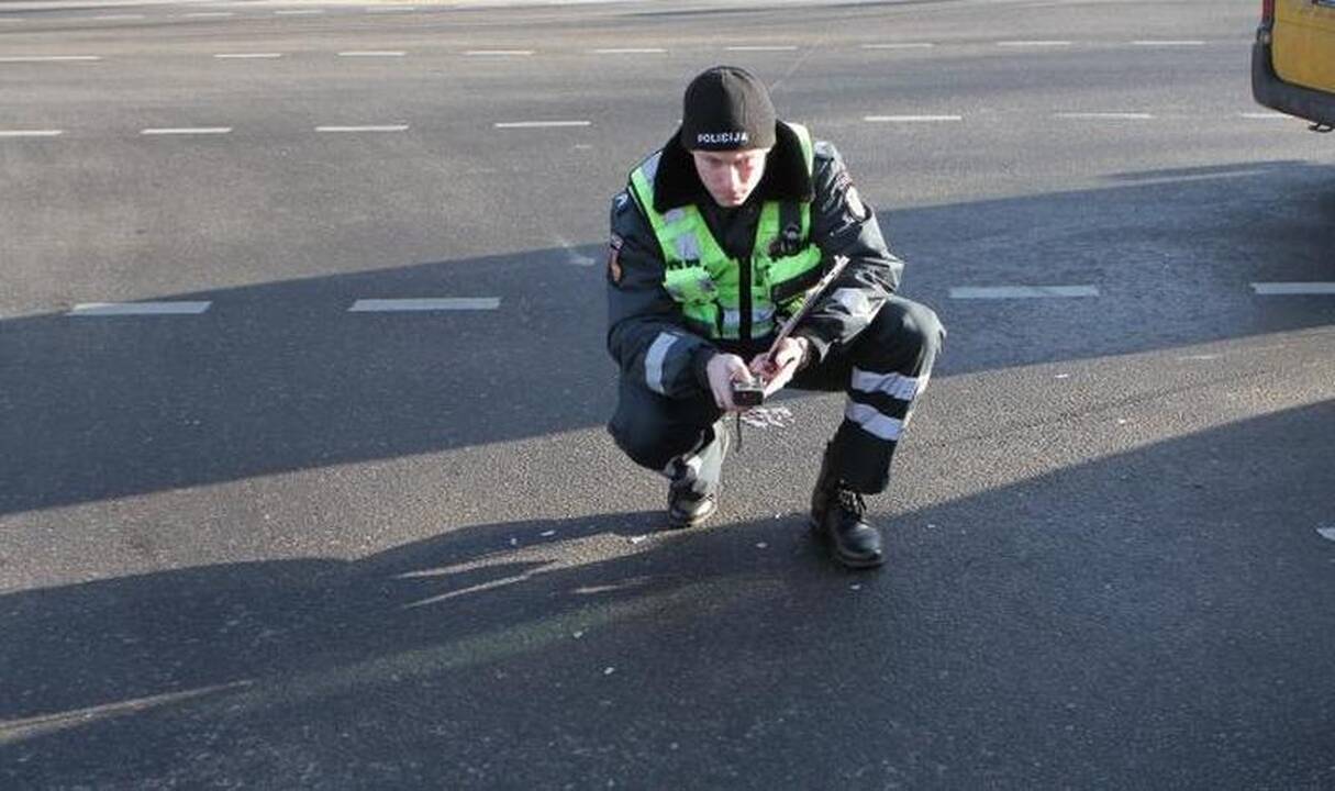 Ant Mokyklos viaduko susidūrė du automobiliai
