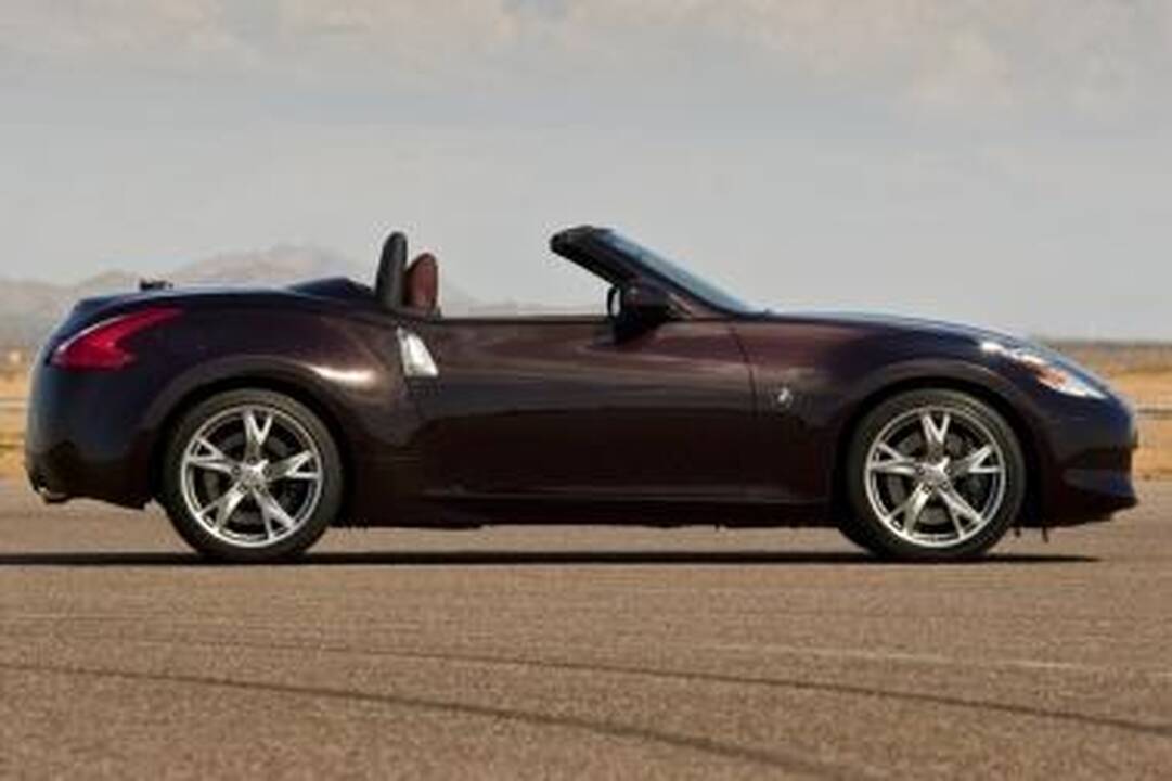 „Nissan 370Z Roadster“ prekyboje – jau kovą