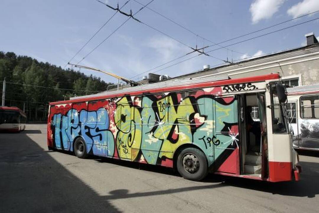 Naktį vandalai grafičiais išterliojo 14 troleibusų