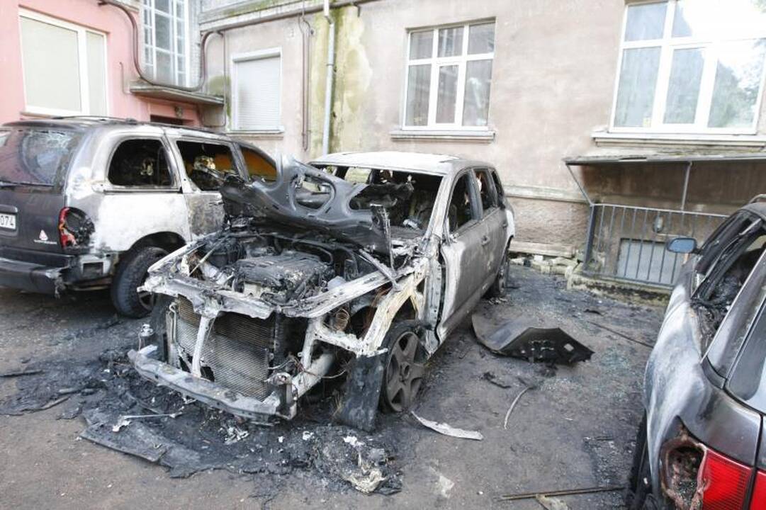 Malūnininkų gatvėje liepsnojo penki automobiliai (atnaujinta)