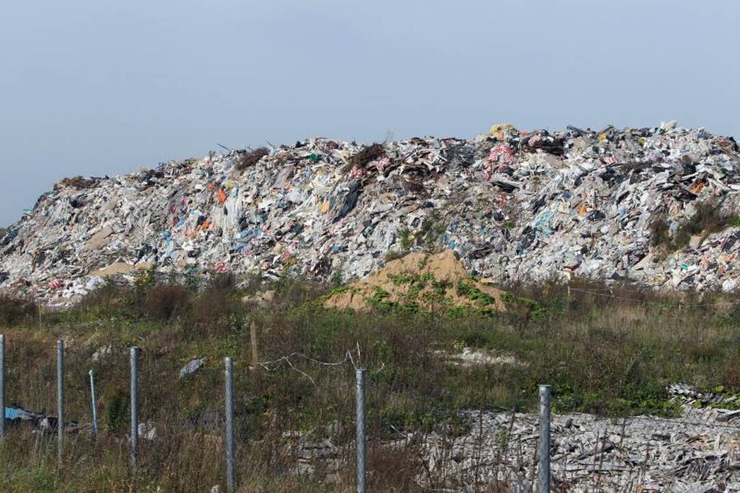 Atliekų aikštelė virto siaubą keliančiu sąvartynu 
