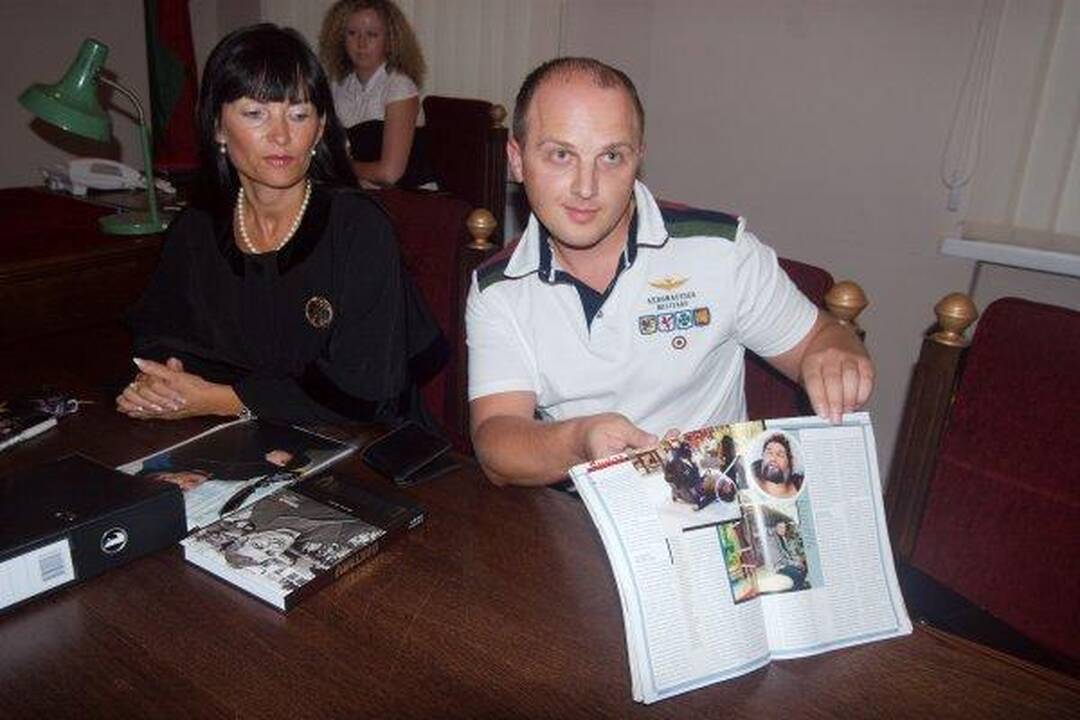 H.Daktaras nori gauti dalį pelno už knygą apie jį