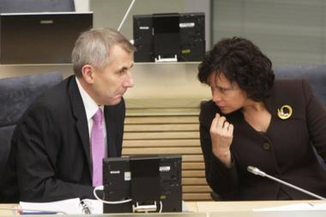 Ministrai susimažins atlyginimus