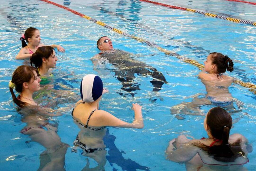 Kauno rajono aštuntokams – ugniagesių gelbėtojų pamokos baseine