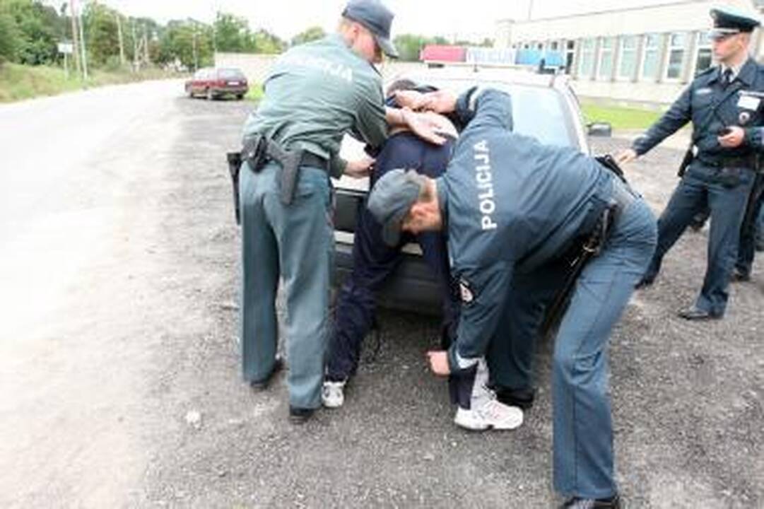Prie policijos pareigūnų apvertė automobilį ir jį padegė