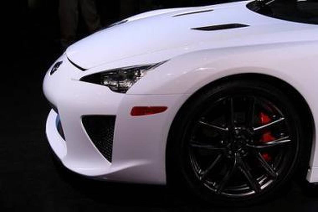„Lexus LF-A“ duslintuvas gali „išsprogdinti“ stiklinę taurę