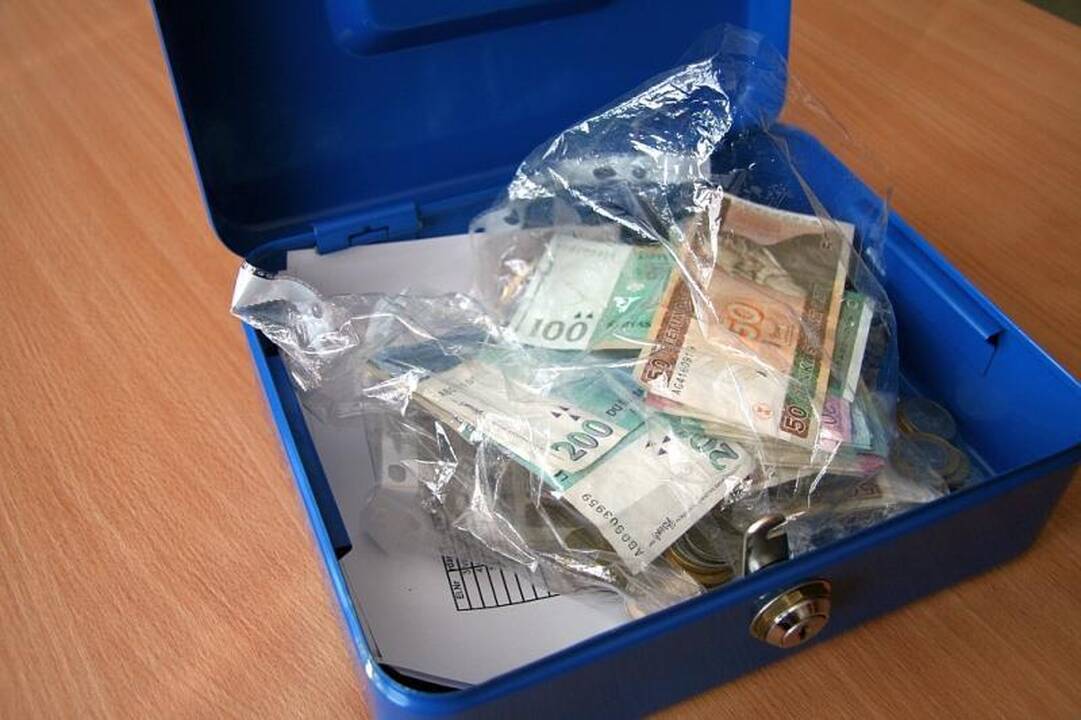 Pinigai „vokeliams“ bei „juodoji“ buhalterija – metalinėje dėžutėje