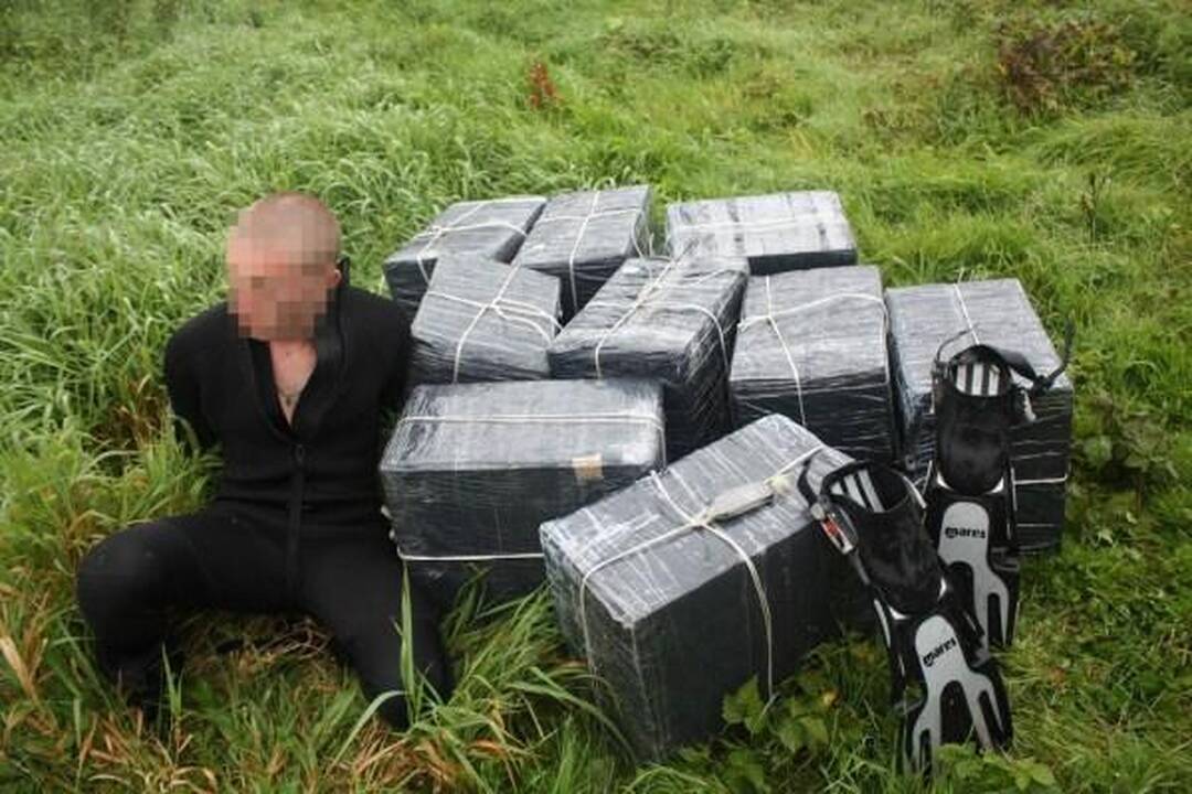 Nemune sulaikytas cigaretes plukdęs „ichtiandras“