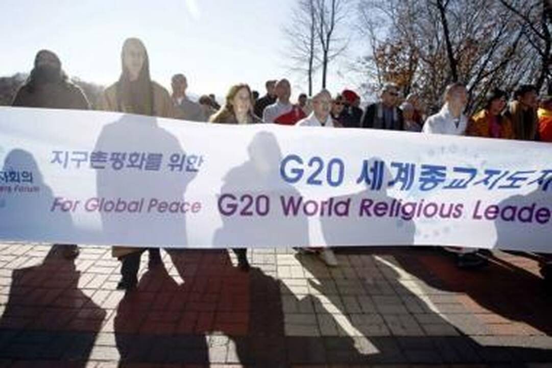 Prie G-20 viršūnių susitikimo vietos mėgino susideginti moteris