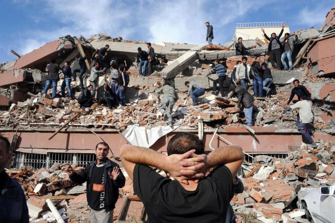 Turkijos žemės drebėjimo aukų skaičius viršijo 200 (atnaujinta)