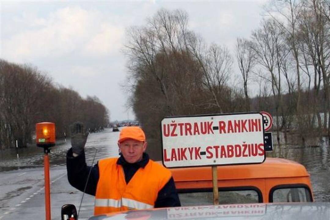 Vanduo apsemtame kelyje Šilutė-Rusnė toliau kyla