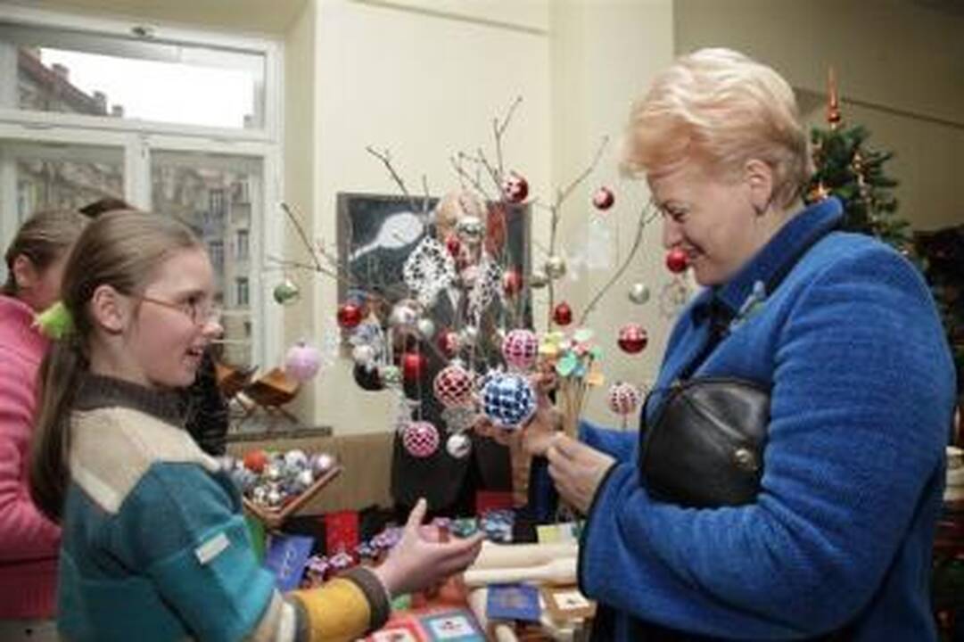 Prezidentė kalėdinėje mugėje palinkėjo vaikams išsaugoti norą dalintis su kitais