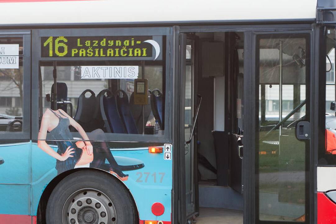 Sumuštas septyniolikmetis apkaltino kontrolierius